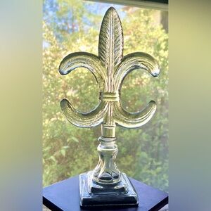 Antique English Hand Blown Glass Tips
" Liz Flower « 11.5* Tall Fleur de Lis